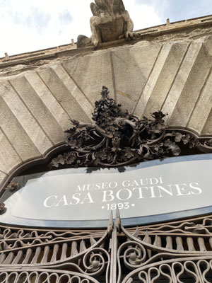 Detalle de la puerta de la Casa Botines en León