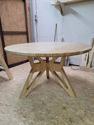 Ronde eettafel van stroken Underlayment en Butterfly driepoot