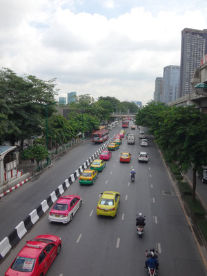 Farbenfrohe Taxis: ein häufiges Phänomen hier auf Bangkoks Straßen