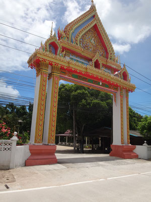 Ein buntes Tor in Thang Sala