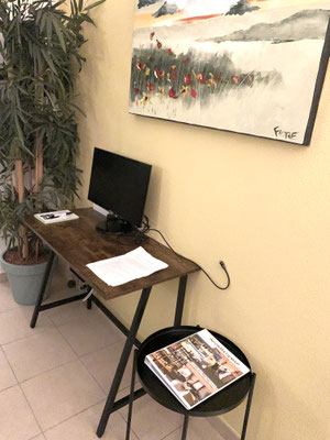 Een kleine werkplek met gratis WiFi (glasvezel)
