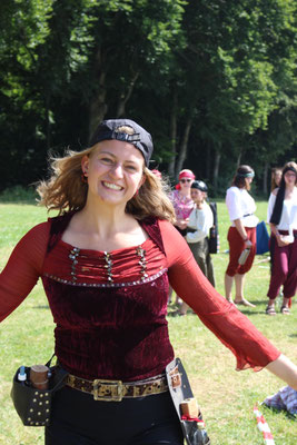 Zeltlager 2019 ("Pirateninsel") - Eine glückliche Piratin hüpft über den Zeltplatz