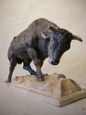 Stier handgeschnitzt