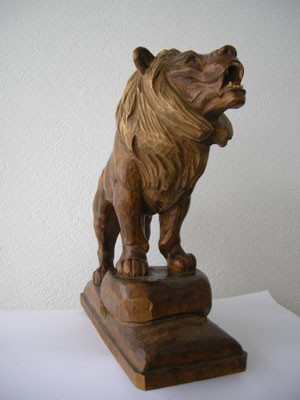 Löwe geschnitzt