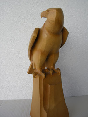 Steinadler aus Holz geschnitzt