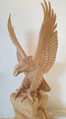 Steinadler aus Lindenholz