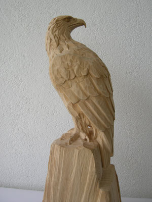 Steinadler geschnitzt