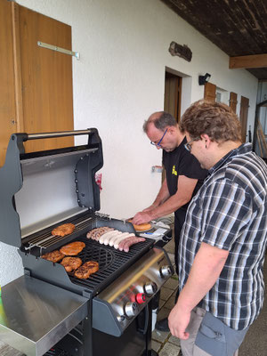 Denn der neue Grill wird eingeweiht!