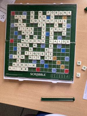 ATTENTION ! TIQUER est un verbe intransitif... Donc TIQUEES est non admis au scrabble ;o)