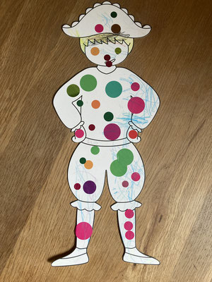 Arlequin pour mardi gras, réalisé par un enfant de 2 ans 