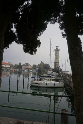 Leuchtturm im Hafen Lindau im Herbst 