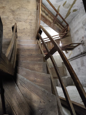 Holztreppe im Turmgebäude