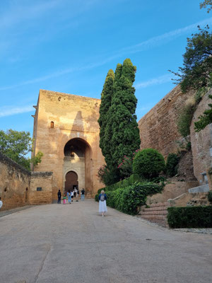 Besuch der Alhambra - Palast der Nasriden, Vorburg Alcazaba, Palast Karl V. und Gartenpalast Generalife
