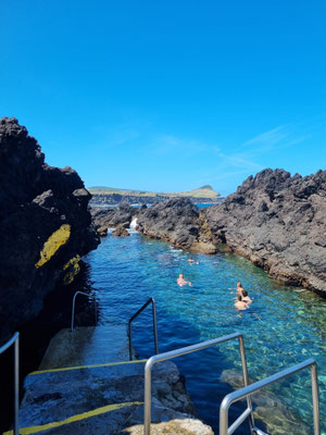 geniessen ein paar Unerschrockene ein gemütliches Bad im Atlantik