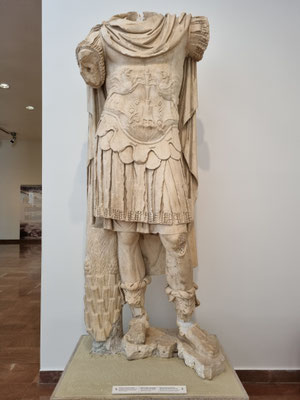 der römische Kaiser Marcus Aurelius hat sich auch noch unter die Statuen gemischt