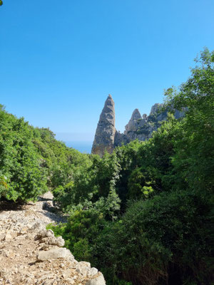 die 100 Meter hohe Felsnadel, die die Bucht so bekannt macht, ist bereits in Sicht