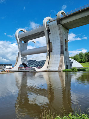 Falkirk Wheel - ein rotierendes Schiffshebewerk (anstelle einer Schleuse)