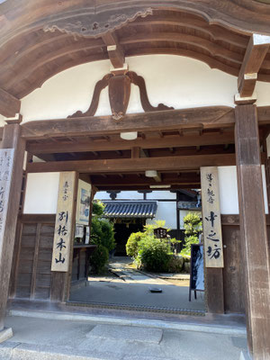 1400年の歴史を持つ当麻寺中之坊さん