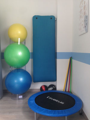 Tapis de sol, bâtons d'exercices, trampoline, ballons de Klein et médecine-ball