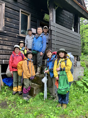 2025/6/22　一晩お世話になった中山小屋の前で、今回管理人として来てくださった北海岳友会OBの方々と一緒に。