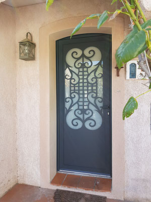 Porte d'entrée aluminium avec grille