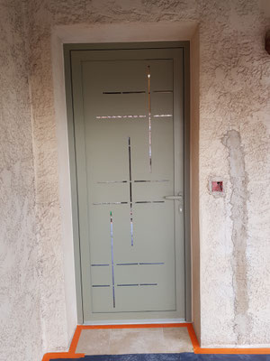 Porte d'entrée aluminium avec un peu de jour sans vis à vis