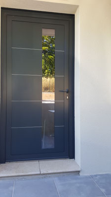 Porte d'entrée aluminium très moderne