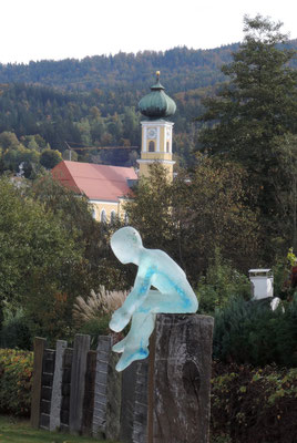 Frauenau: Unterwegs in den „Gläsernen Gärten“, Blick auf die Pfarrkirche. Foto: Christoph Schumann, 2023