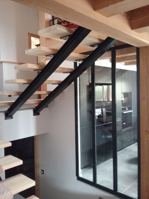 Escalier moderne design, escalier métal et bois, métallerie Hautes-Alpes