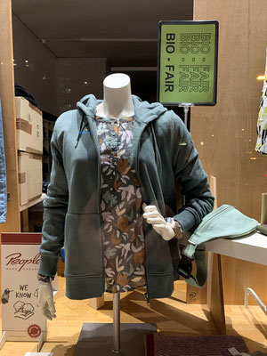 FairBleiben Blick in  das Damen Schaufenster