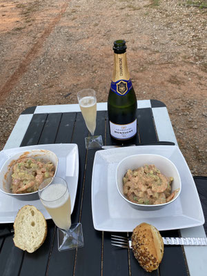 Hochzeitstag: Krabbencocktail und Champagner auf dem Campingplatz