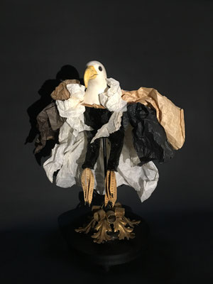 " Aigle aux ailes de papier "