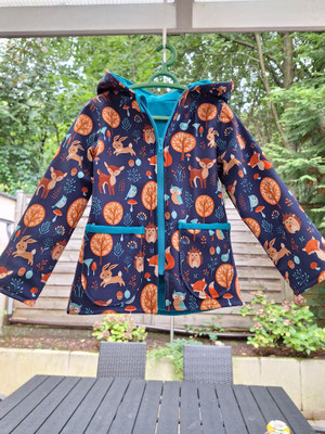 Softschell-Jacke "Waldtiere", Größe 104, mit Reißverschluss und aufgesetzten Taschen, Preis 65,00 Euro, andere Größen auf Bestellung möglich