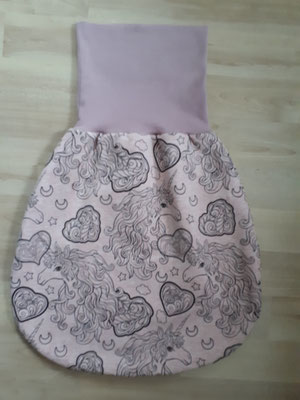 Wende-Pucksack mit wunderschönem Einhorn-Motiv in altrose,  Farbe kräftiger als auf dem Foto, Innenseite Herzen, Preis 24,00 €, Bestell-Nr. 23020
