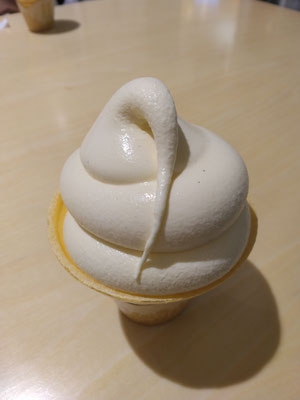 空港で　八頭町名物の天美卵のソフトクリーム