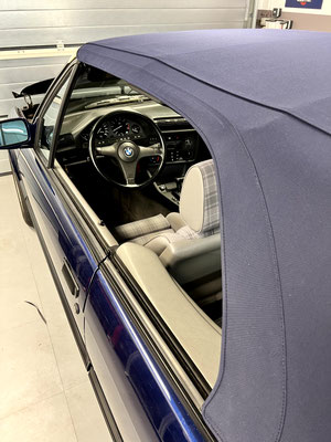 Nahaufnahme E30 Verdeck in Sonnenland Blau