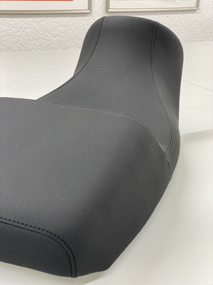 Suzuki V-Strom 1000 - Der Soziusbereich wurde um 3 cm aufgepolstert und ein neuer Bezug aus Kunstleder angefertigt. 