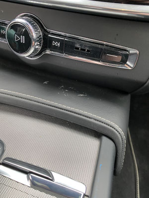Beschädigte Mittelkonsole eines Volvo V90