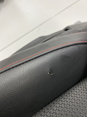 Beschädigte Seitenwange an einem Seat Leon FR. Solche Beschädigungen lassen sich gut mit Smartrepair beheben.