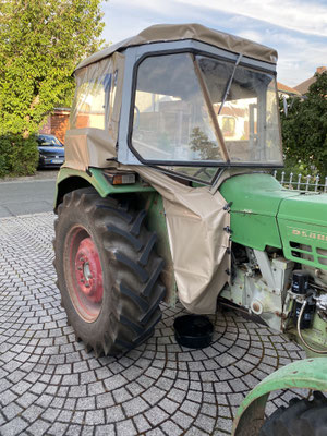 Der Deutz D5006 mit neuem Verdeck, Seitenwänden und Spritzschutz.