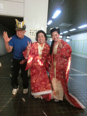公演後、2人の姫と写真撮影。