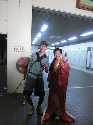 2人の歴史探検隊員。歴史上の亀寿姫役に挑んだ隊長は、自ら歴史体験。