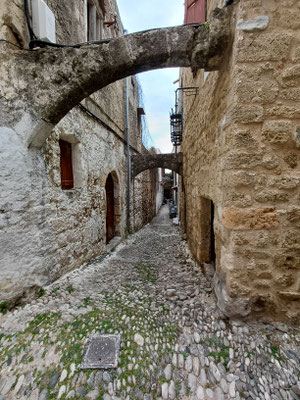 Schmale Gasse mit steinigem Weg