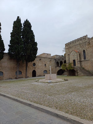 Platz mit Brunnen in der Altstadt von Rhodos-Stadt