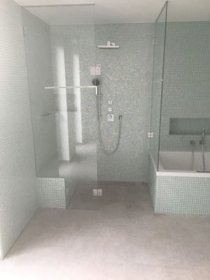 Deckenhohe Festfelder mit einem Profil an der Decke und 1 Pendeltür. Diese ist oben offen, sodass die Luft zirkulieren kann. 