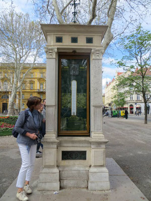 Die Wettersäule - hier kann man Temperatur und Luftdruck ablesen