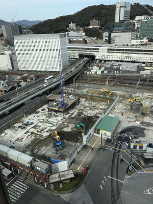 アンカフェから見える改装中の広島駅の風景