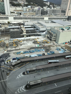 アンカフェから見える改装中の広島駅の風景