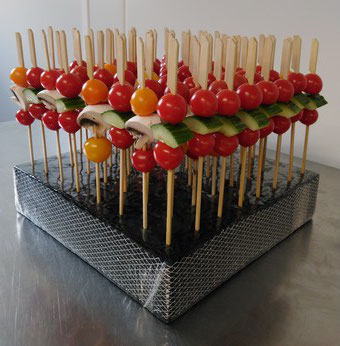 Brochettes de légumes : tomates cerises, concombres, champignons