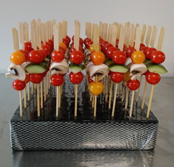 Brochettes de légumes : tomates cerises, concombres, champignons